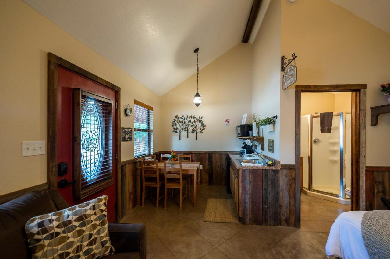 Cabin 1 Rental 15 minutes from Magnolia&Baylor Waco Esterno foto